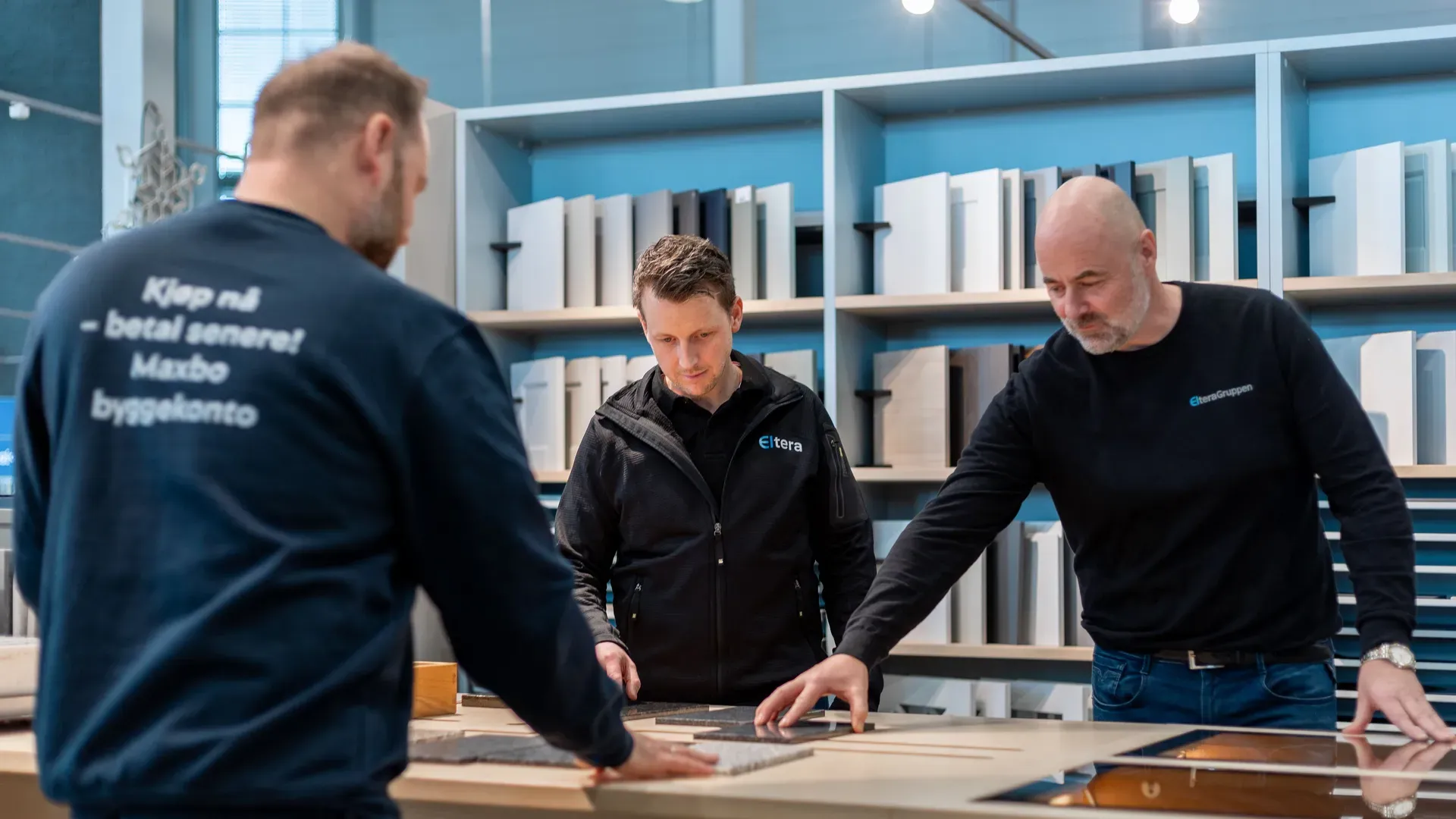 Arbeid med belysningsplaner fra Valdres Installasjon hos Maxbo Hvam.