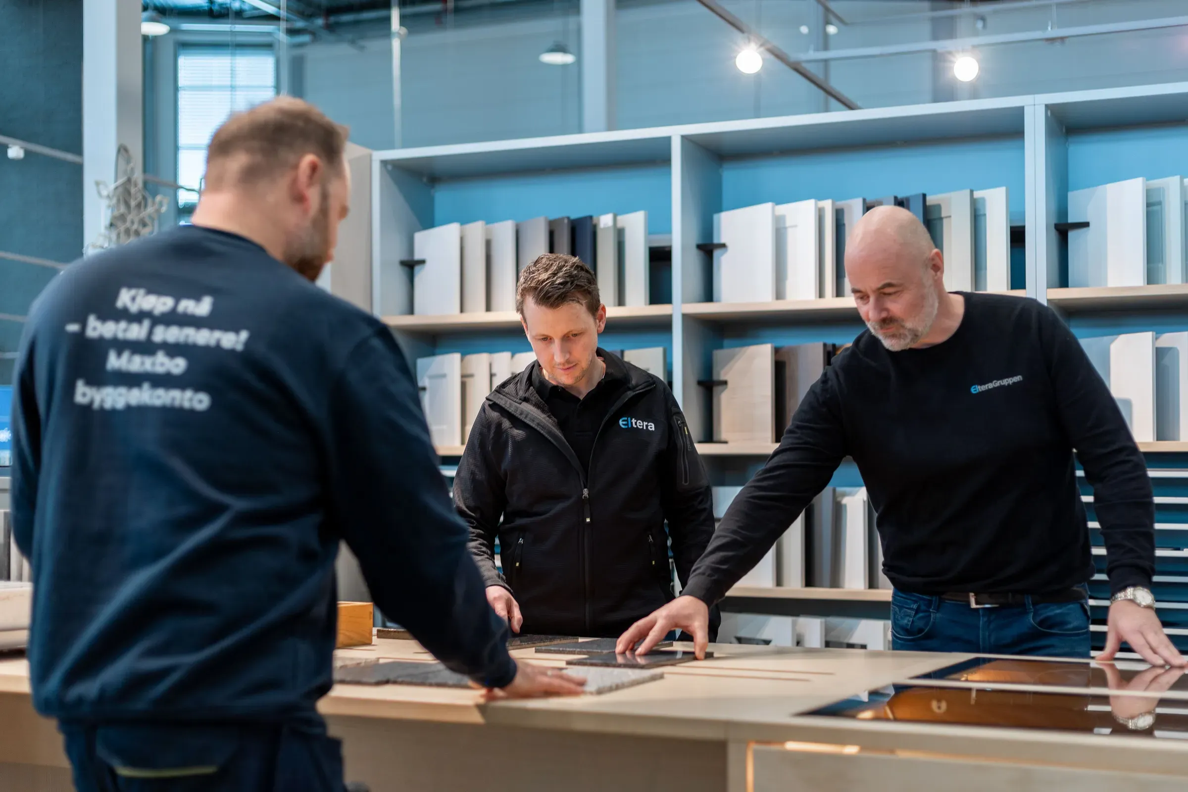 Arbeid med belysningsplaner fra Valdres Installasjon hos Maxbo Hvam.