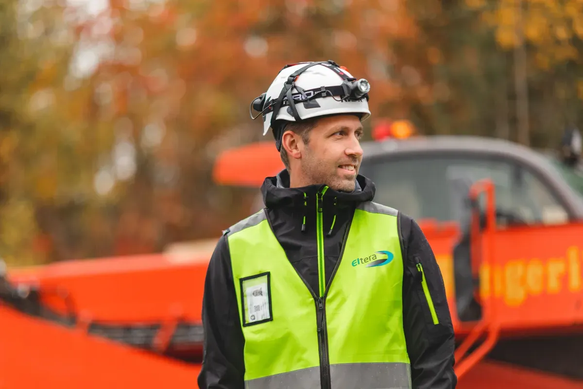 Stig Gøran Bakke er ITB-ansvarlig hos Eltera Gjøvik, her foran en gravemaskin.