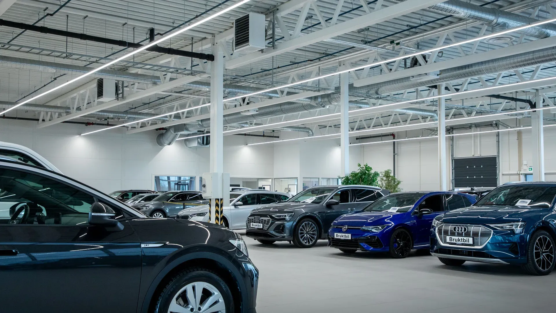Bilhallen hos Møller Bil Hamar, med elektro og lys levert av Eltera Ringsaker.