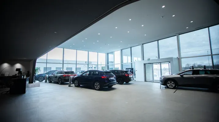 Bilhallen hos Møller Bil Hamar, med elektro og lys levert av Eltera Ringsaker.
