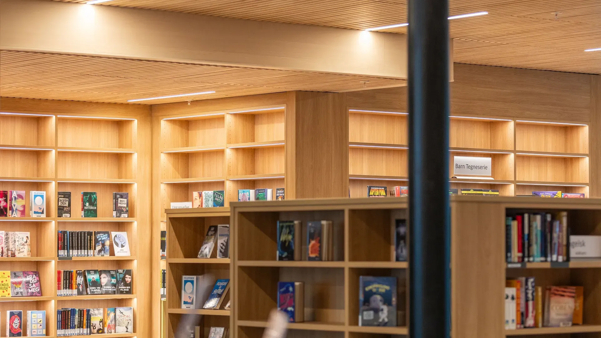 Nannestad Kommunehus sitt bibliotek med lysløsing fra Nordengen Elektro.