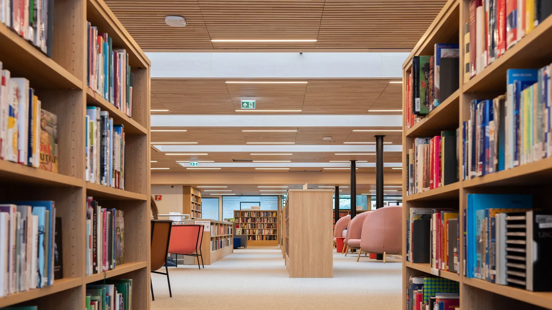 Nannestad Kommunehus sitt bibliotek med lysløsing fra Nordengen Elektro.