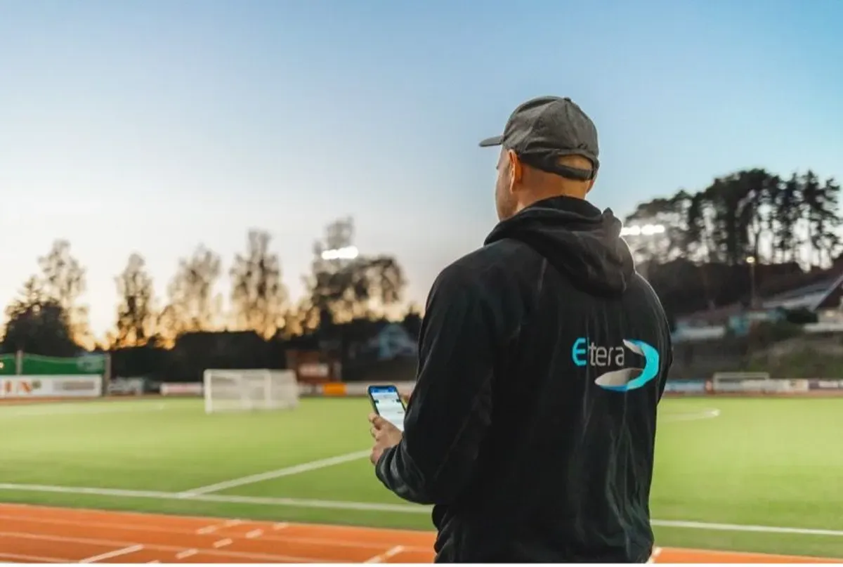 Eltera-elektriker styrer belysningen på banen.