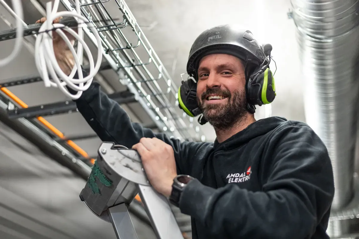 Amdal Elektro-elektriker ved elektroinstallasjon hos SDF AS.