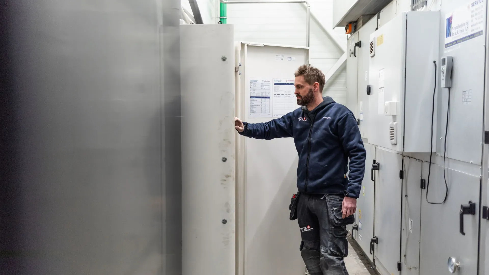 Amdal Elektro-elektriker ved SD-anlegg hos SDF AS.