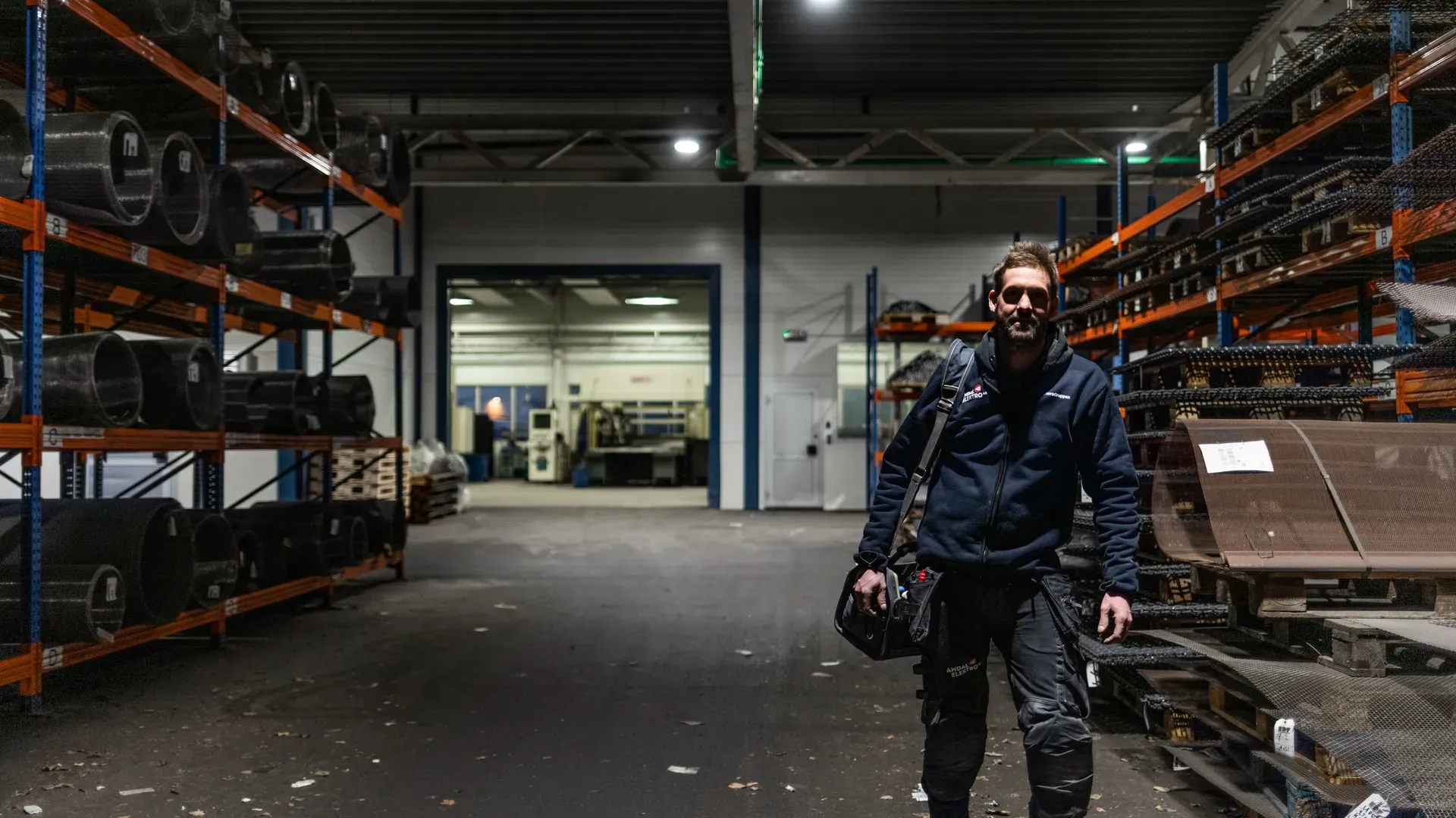 Amdal Elektro-elektriker i hallen med utstyr hos SDF AS.