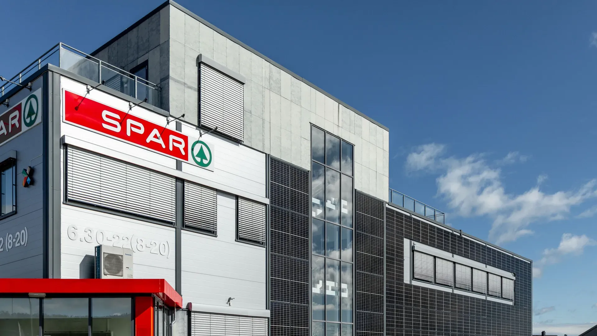 Vegg på Skippergata 4 utenfra ved siden av SPAR. Med solcellepanel installert av Eltera Skagerrak.anel installert av Eltera Skagerrak.