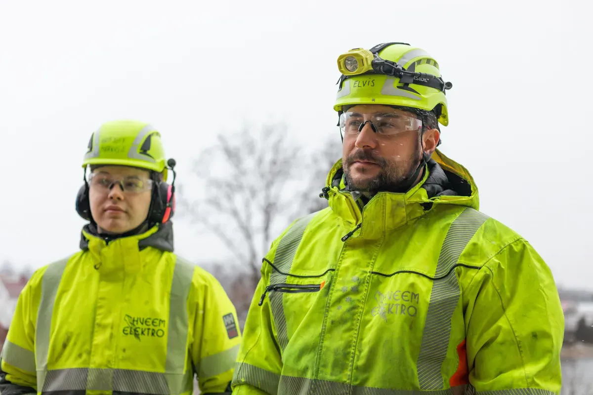 To elektrikere fra Hveem Elektro.