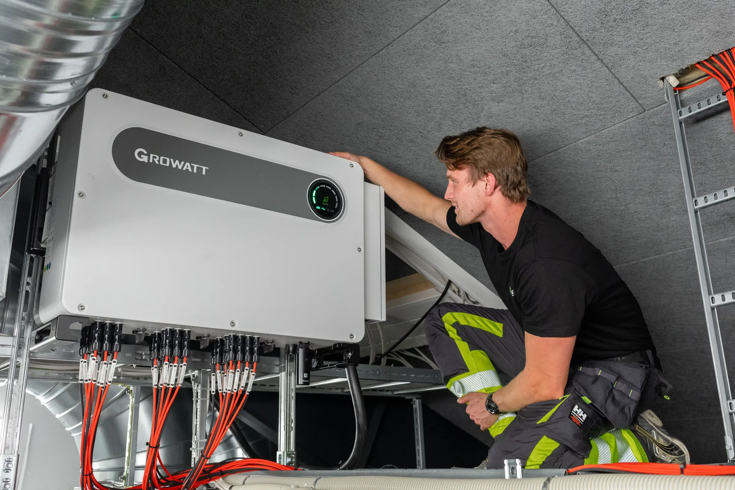 Kreatel-elektriker med en inverter som er spesiallaget for det norske markedet.