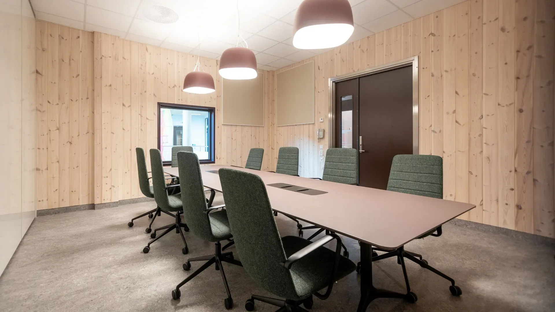 Stange ungdomsskole innvendig fra et møterom, med flere komplekse el-installasjoner.