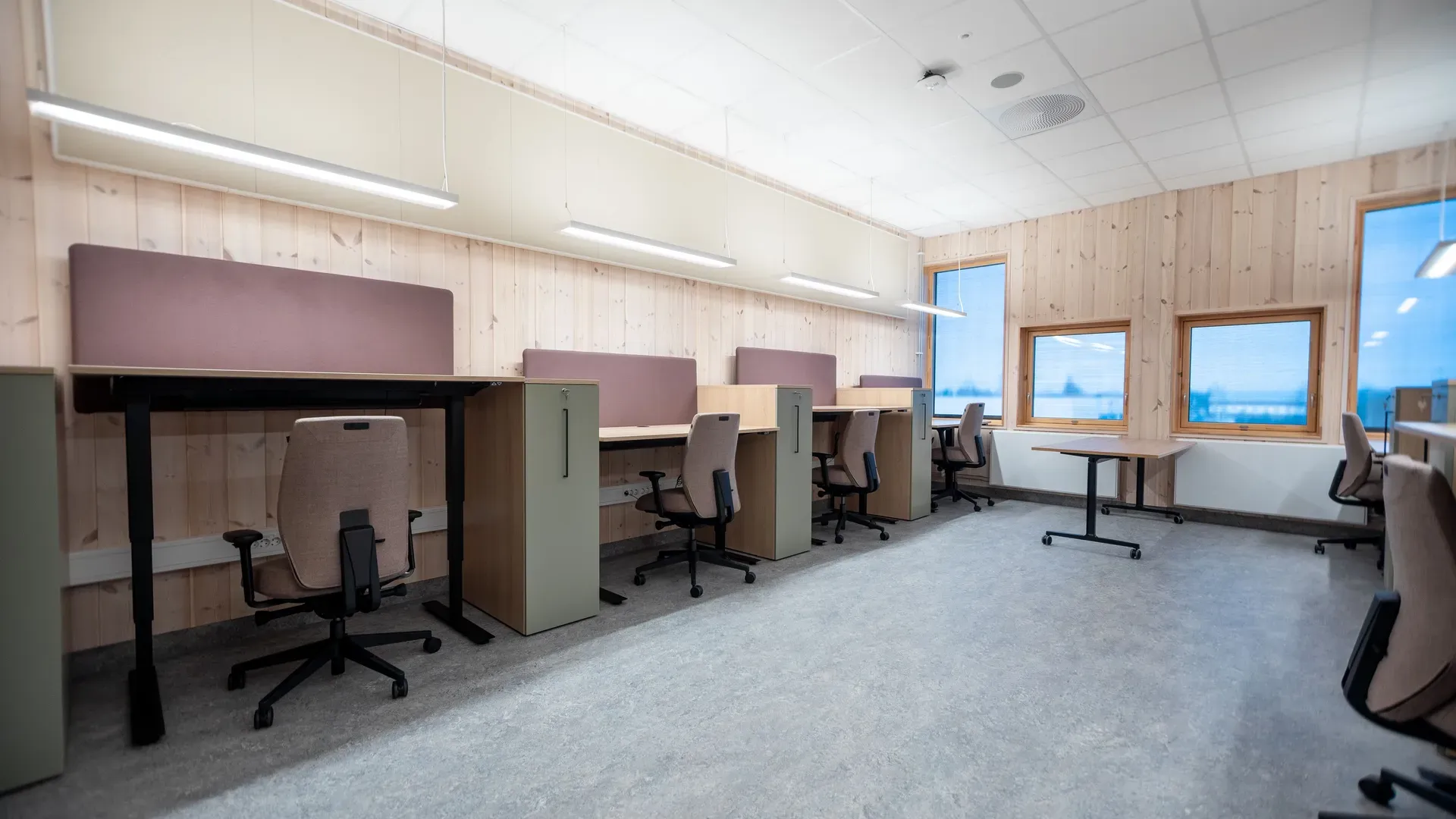 Stange ungdomsskole innvendig fra et felles rom med pulter til skolearbeid, med flere komplekse el-installasjoner.