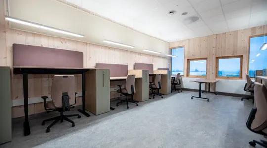 Stange ungdomsskole innvendig fra et felles rom med pulter til skolearbeid, med flere komplekse el-installasjoner.