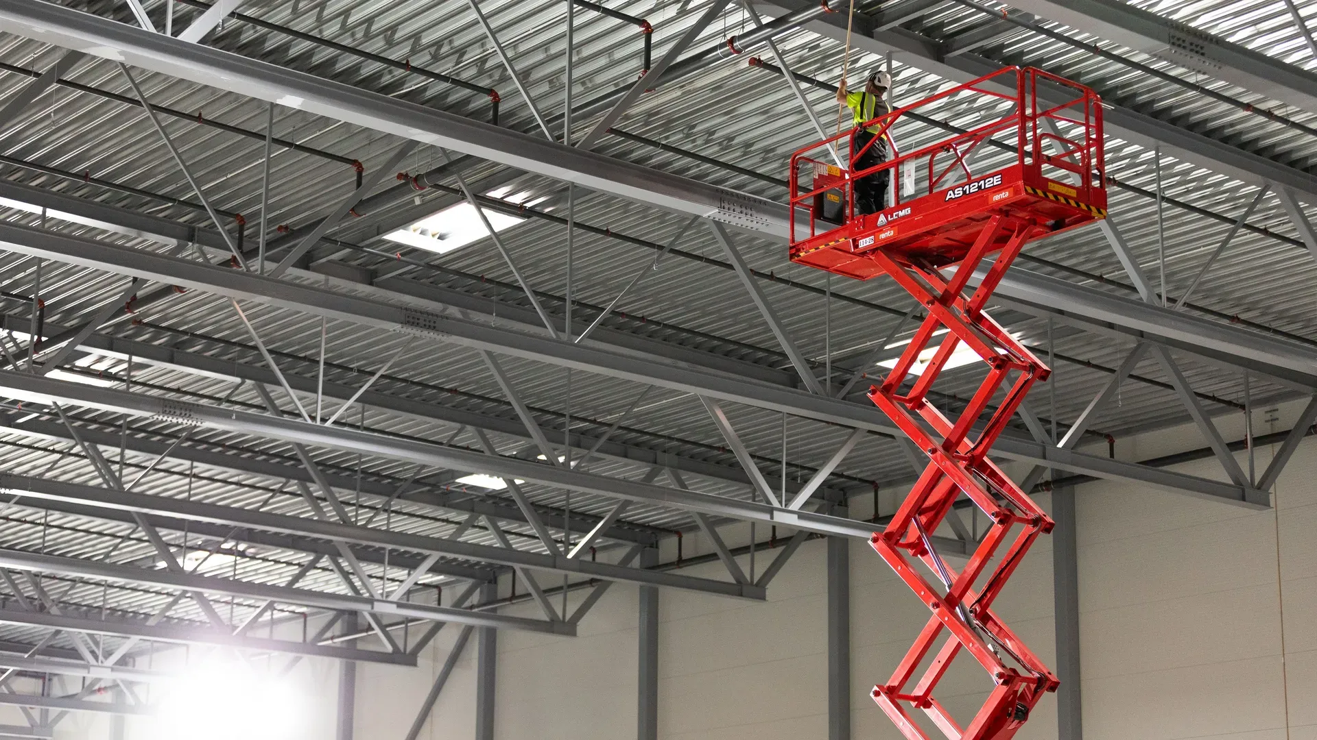 Lift med elektriker fra SEKO Elektro ved anlegget hos TOMRA Plastretur Recovery Facility (TPRF).