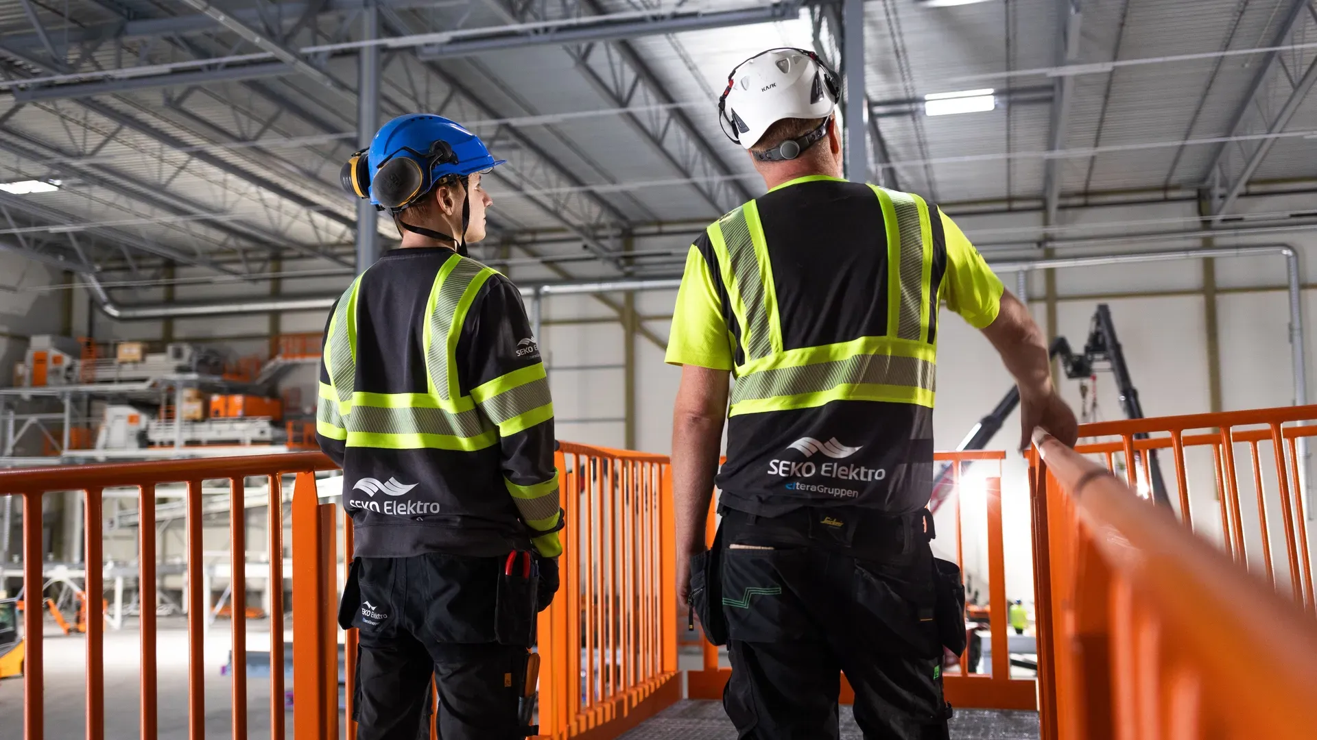 To elektrikere fra SEKO Elektro ved anlegget hos TOMRA Plastretur Recovery Facility (TPRF).