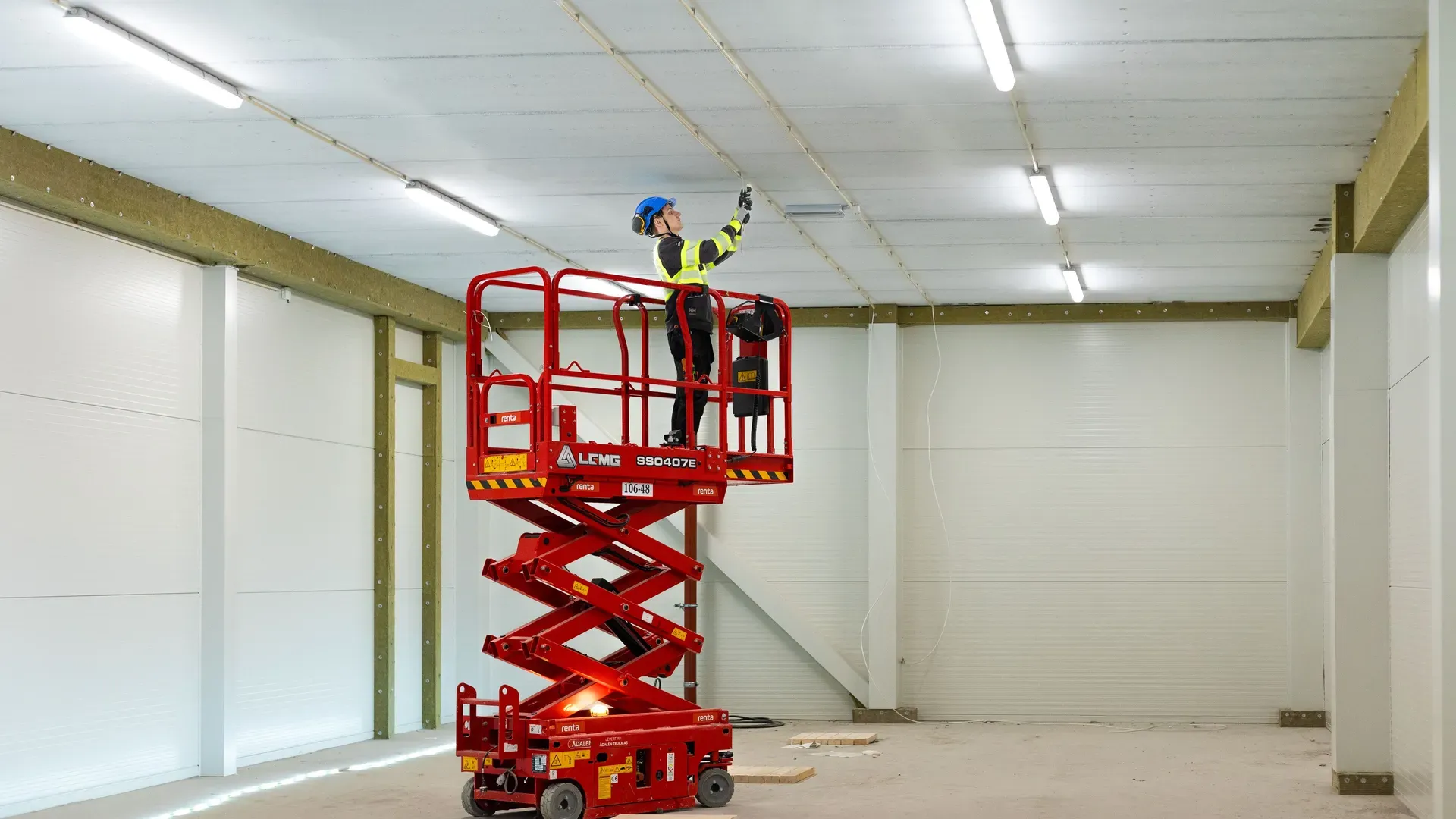 Elekrtiker fra SEKO Elektro ved anlegget hos TOMRA Plastretur Recovery Facility (TPRF).