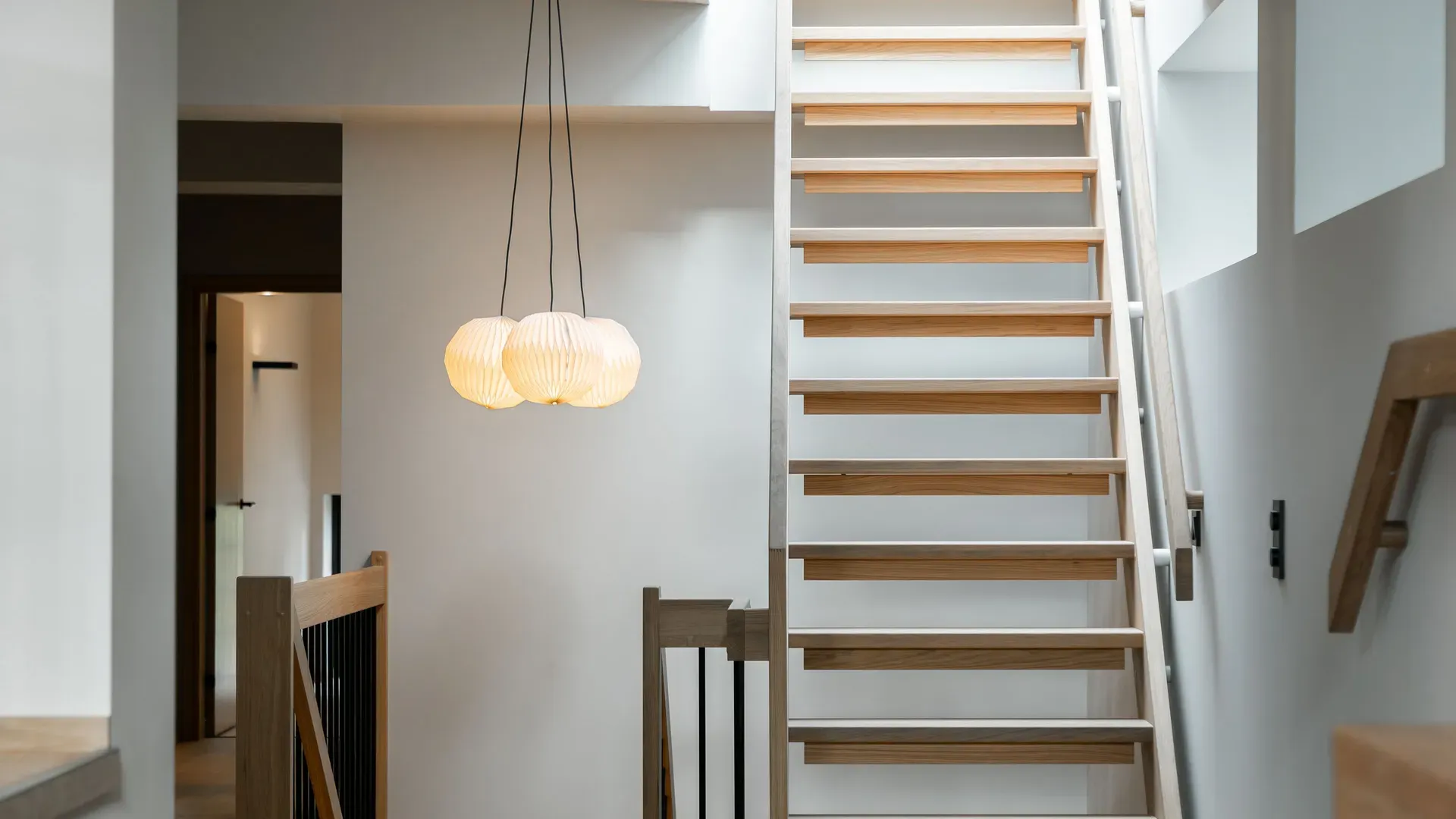 EL-TEAM-elektriker har montert denne lampen i stua ved gammel trafostasjon på Bryne.