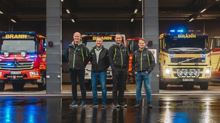 Fire elektrikere fra Eltera Gjøvik foran en brannbil.