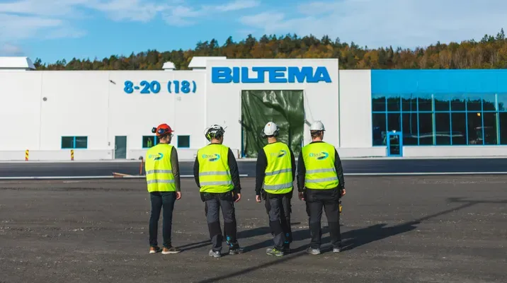 eltera-elektrikere utenfor Bamble sin nye Biltema-butikk