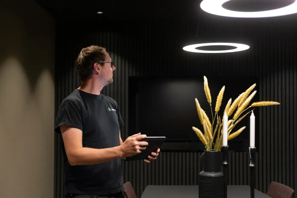 Taklamper i sirkulær form med elektriker fra Eltera.