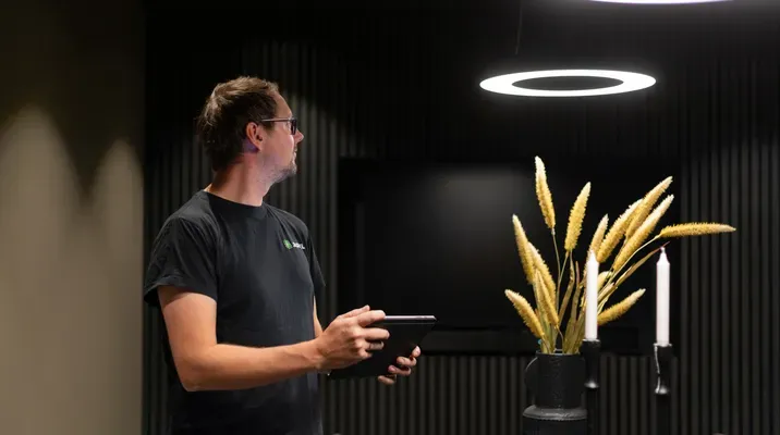 Taklamper i sirkulær form med elektriker fra Eltera.