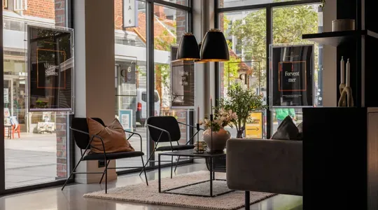 Resepsjonsområde med sofaer og belysning fra Kreatel.