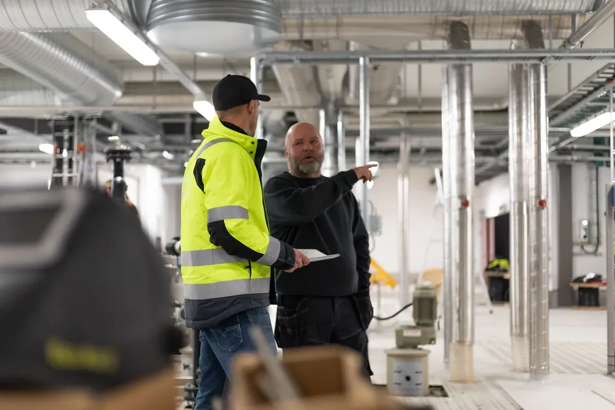 Hveem Elektro på Skreia Reiseanlegg med kunde.