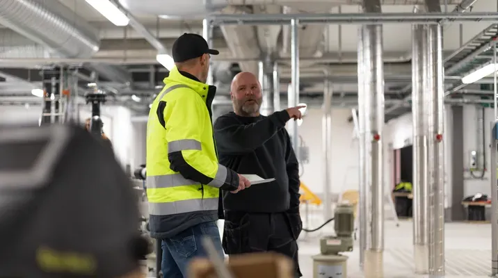 Hveem Elektro på Skreia Reiseanlegg med kunde.