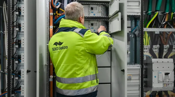 SEKO-elektriker ser på sikringsskap.