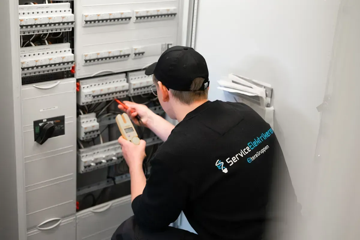 sikringsskap håndteres av service elektrikeren