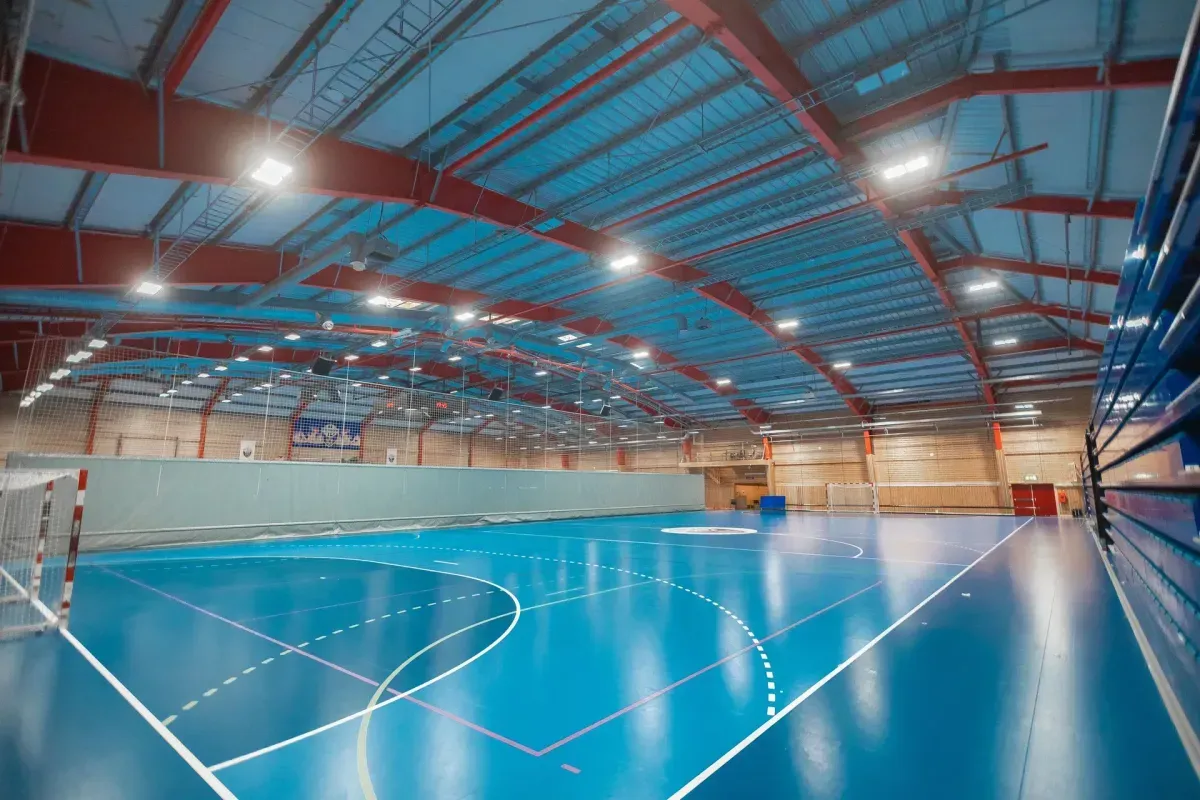 framohallen sin belysning i taket og selve hallen, elektro installert av service elektrikeren
