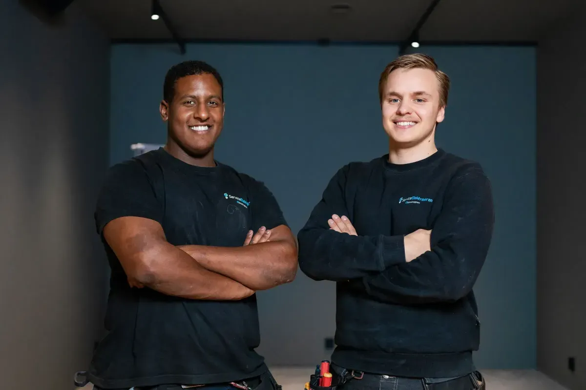 to elektrikere fra service elektrikeren