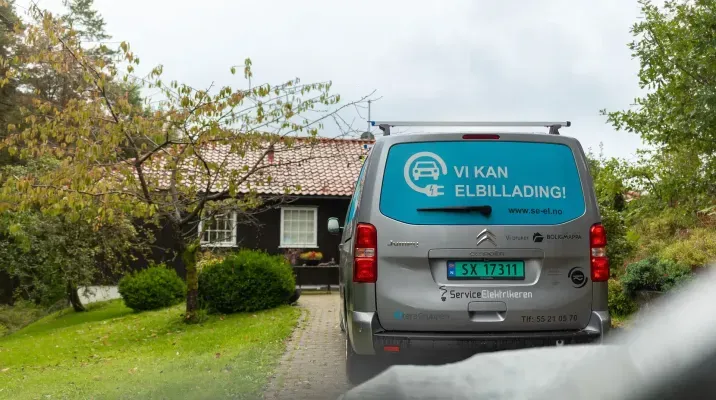 bilen til service elektrikeren