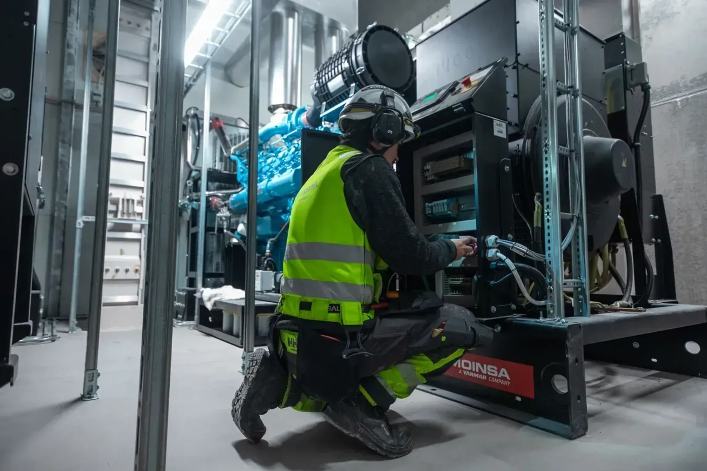 I maskinrommet under befaring på Hima Seadfood med elektriker fra Kreatel