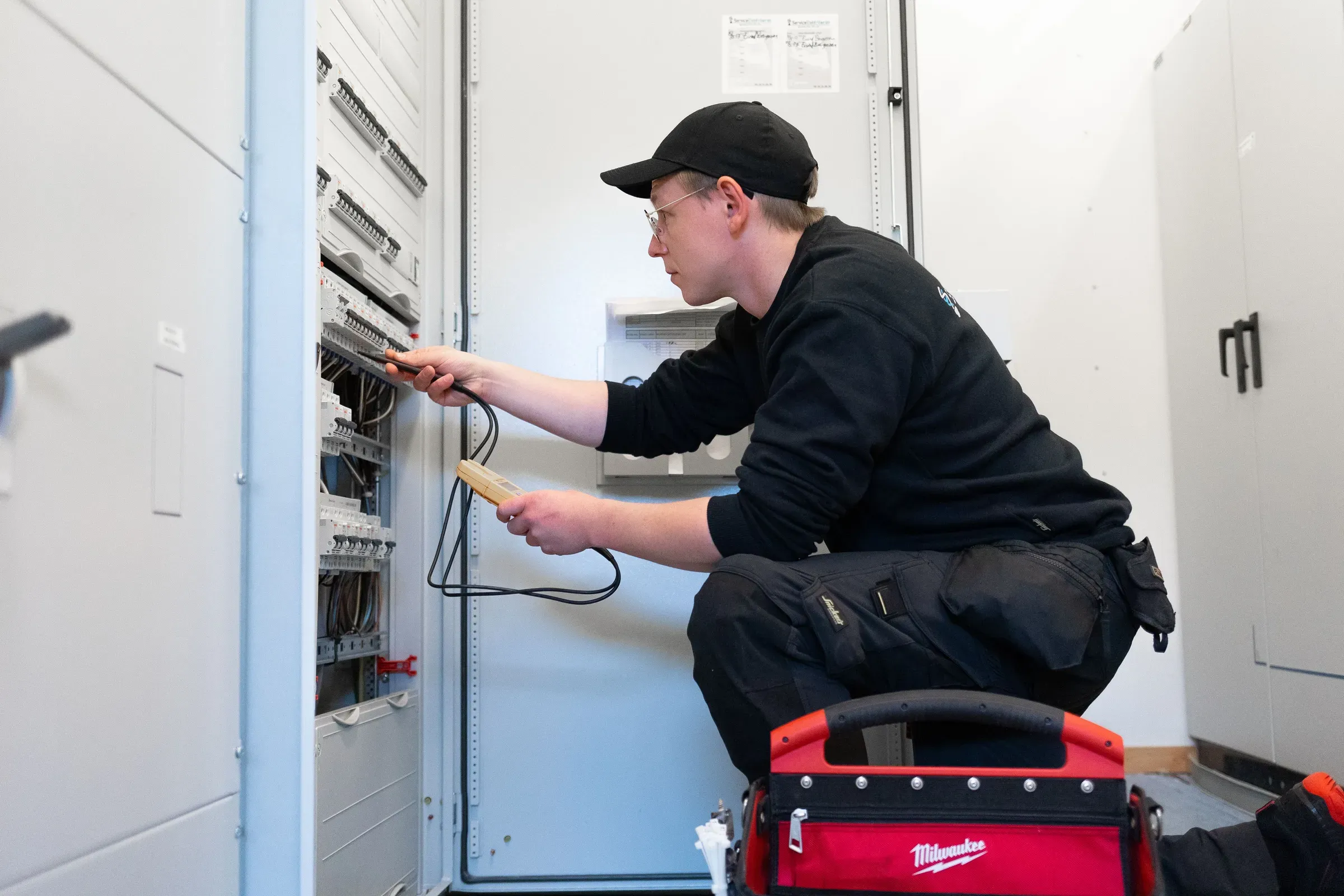 Elektriker i sikringsskap