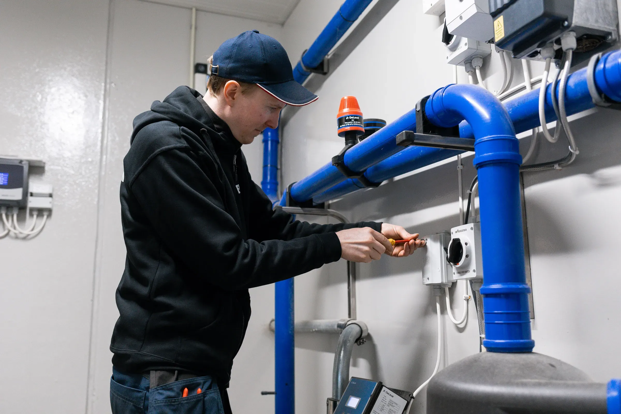 Elektriker sjekker brannalarmanlegget på gård