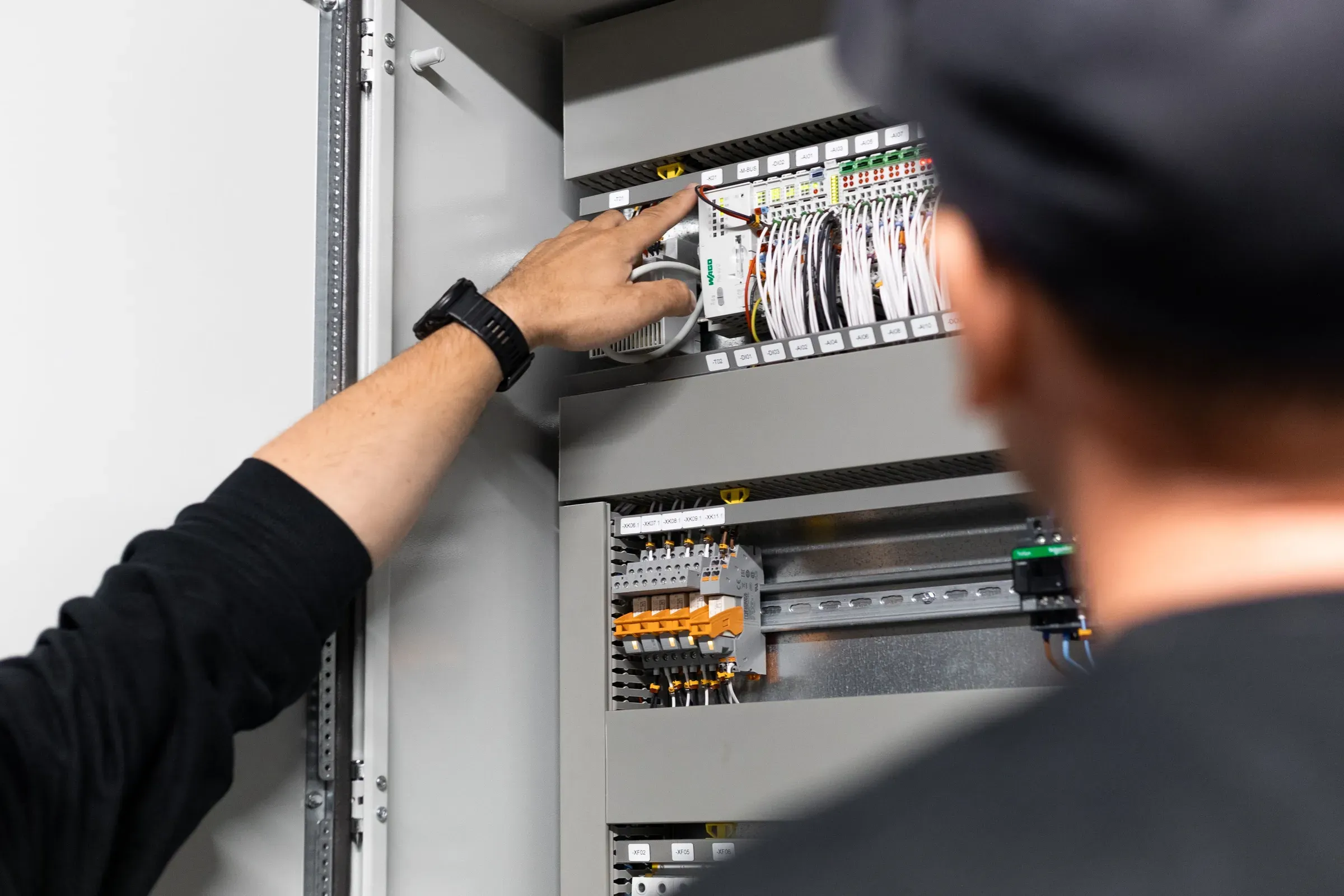 Elektriker i sikringsskap