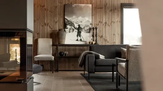 Hytte mørkt interiør stue