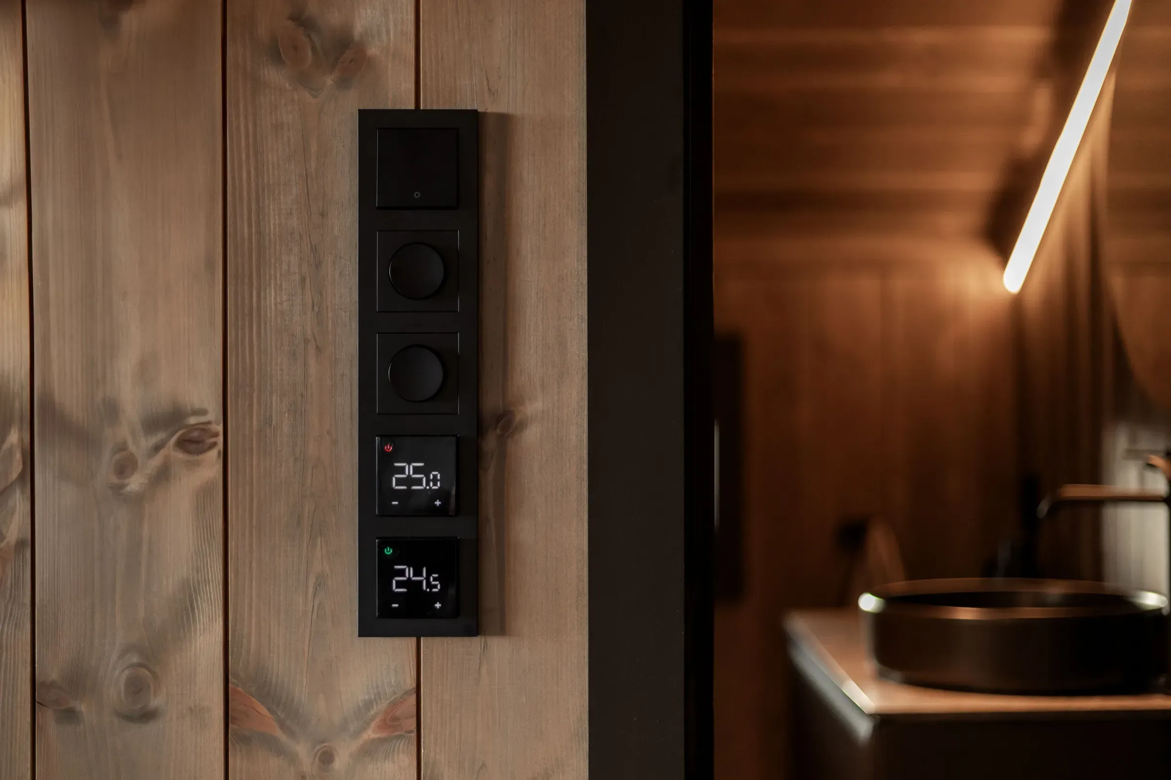 Hytte mørkt interiør sort dimmer og termostat