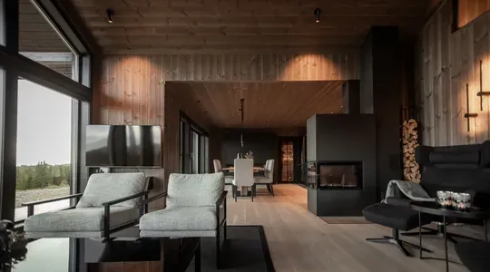 Hytte mørkt interiør sort stue