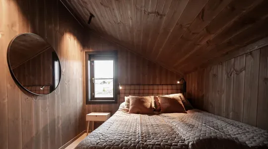 Hytte mørkt interiør sort spotlight