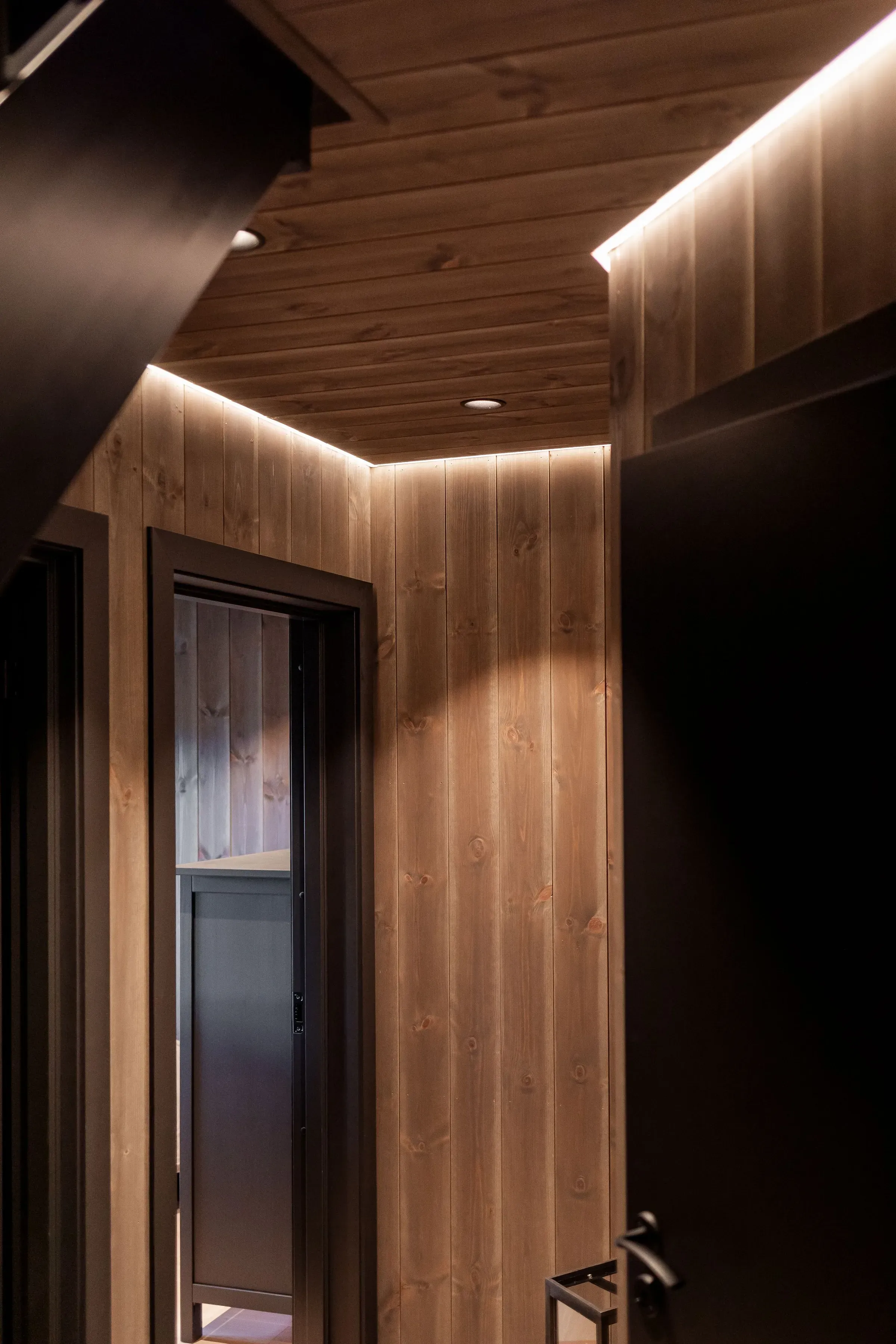 Hytte mørkt interiør Led striper