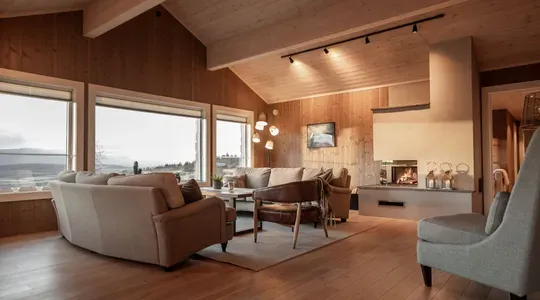 Hytte lyst interiør stue sorte spotlights