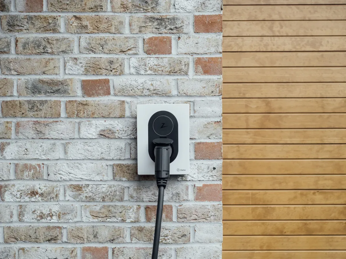 Zaptec elbillader hytte hvit