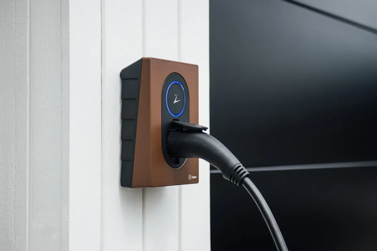 Zaptec elbillader hytte, brun