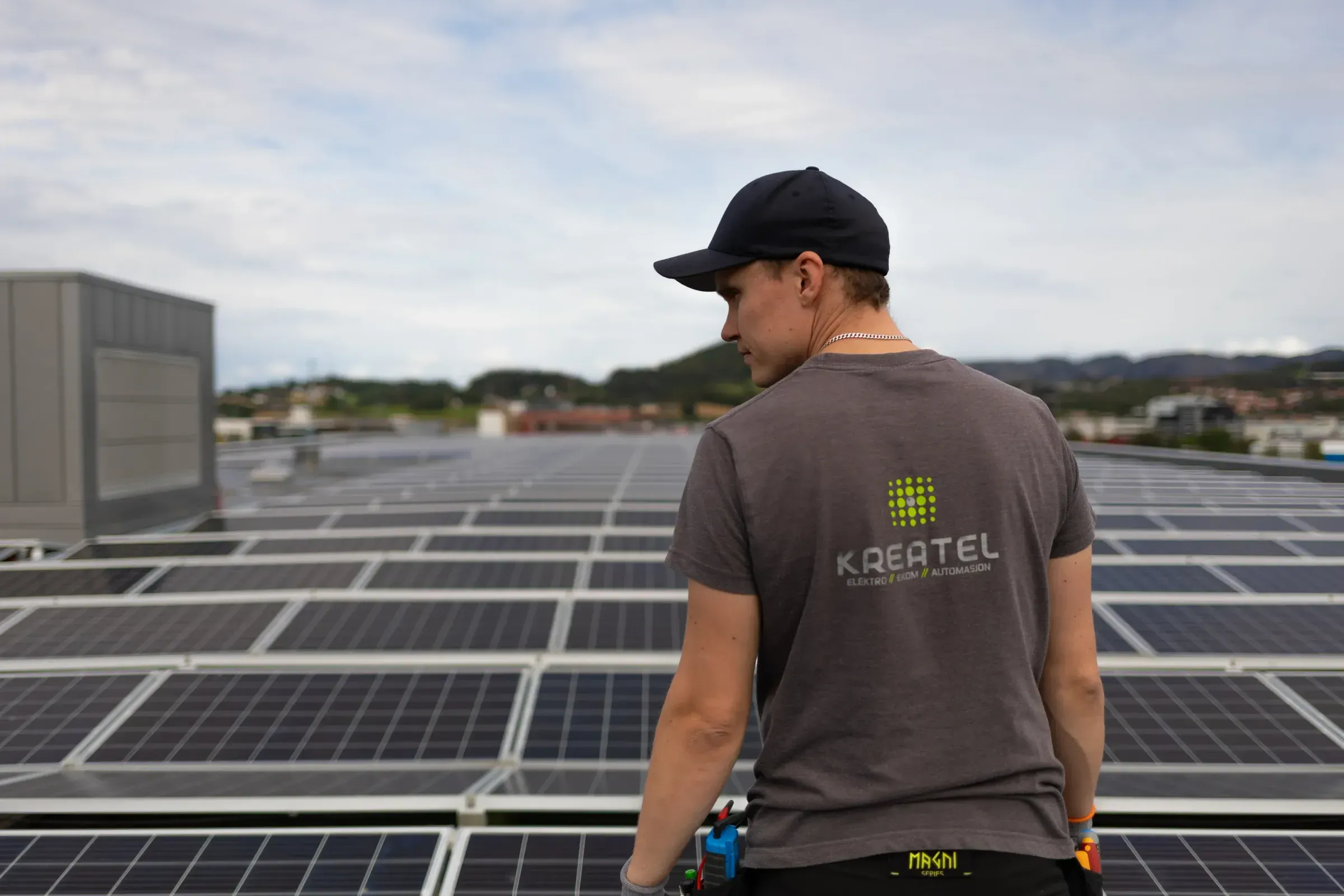 Mann på et tak med installerte solpaneler
