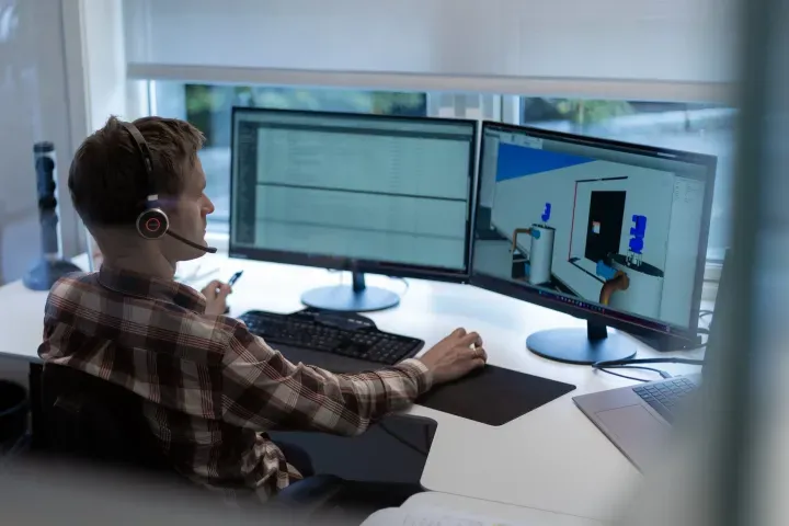 Mann arbeider på PCen med 3D-tegninger