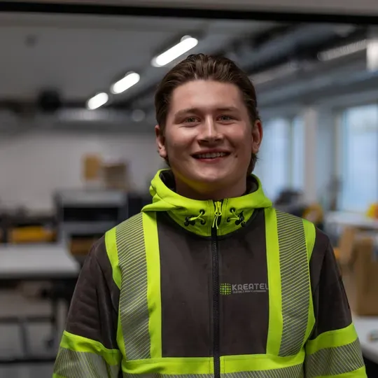 elektriker i Kreatel AS smiler på jobb