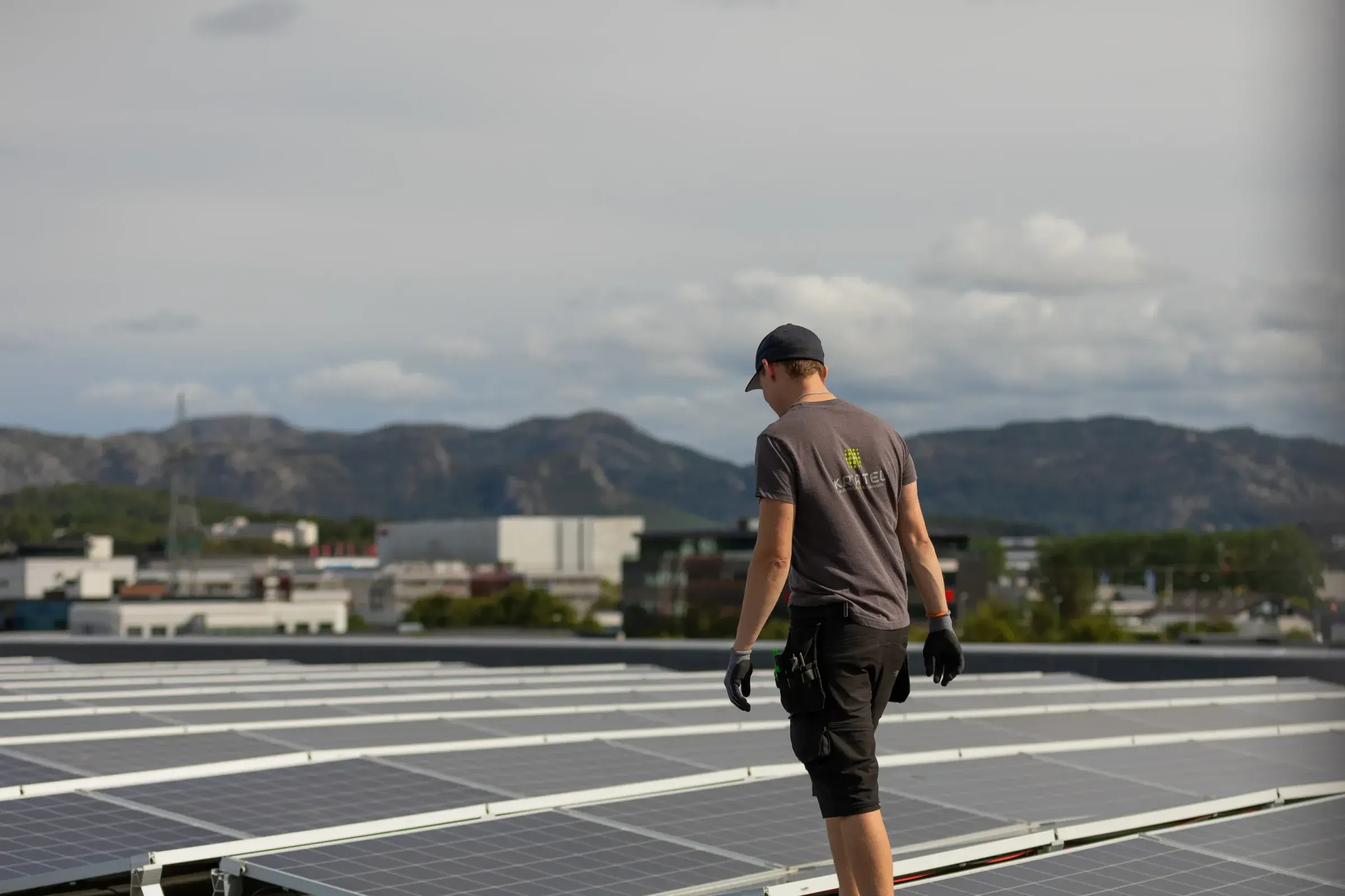 Elektriker fra Kreatel AS på taket til et næringsbygg under montering av solcelleanlegg
