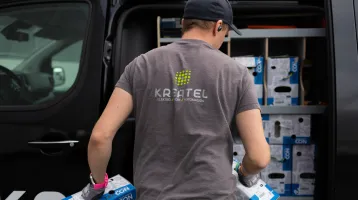 Elektriker fra Kreatel AS laster inn materiale i arbeidsbilen